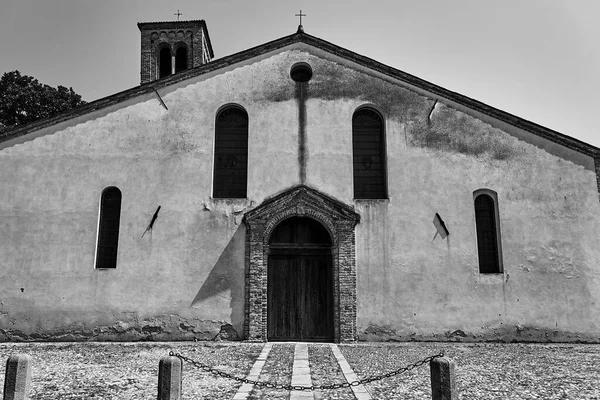 Фасад Камень Исторической Церкви Сан Мартино Эсте Италия Монохромный — стоковое фото