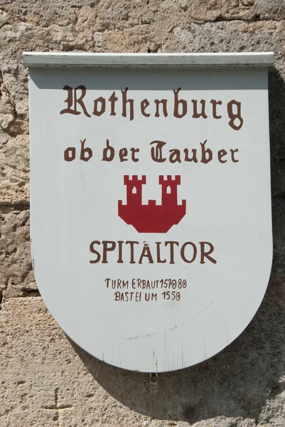 Skylt visar spitaltor i rothenburg — Stockfoto