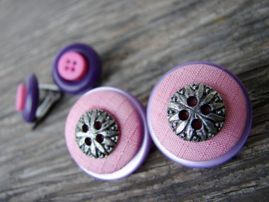 Düğmeleri ile el yapımı broş