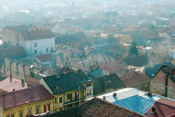 Escena urbana a través de área construida mostrando azoteas — Foto de Stock