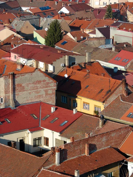 Inşa alanında gösterilen çatı arasında kentsel sahne — Stok fotoğraf