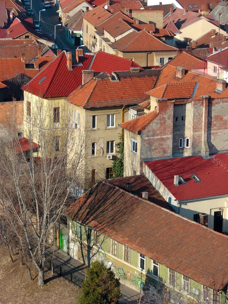 Scène urbaine à travers la zone bâtie montrant les toits — Photo