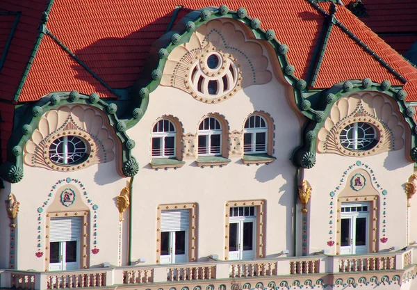 Detalhe do belo edifício feito em arquitetura de estilo secessão — Fotografia de Stock