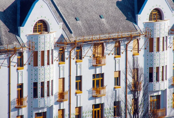 Detalle de hermoso edificio hecho en arquitectura de estilo secesión — Foto de Stock