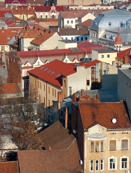 Escena urbana a través de área construida mostrando azoteas — Foto de Stock