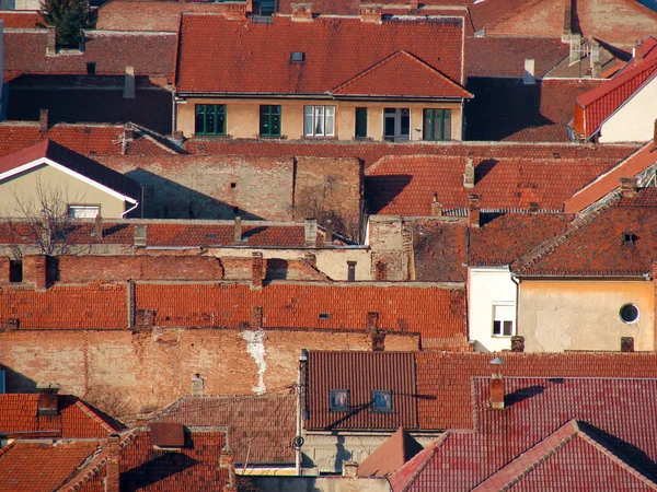 Scène urbaine à travers la zone bâtie montrant les toits — Photo