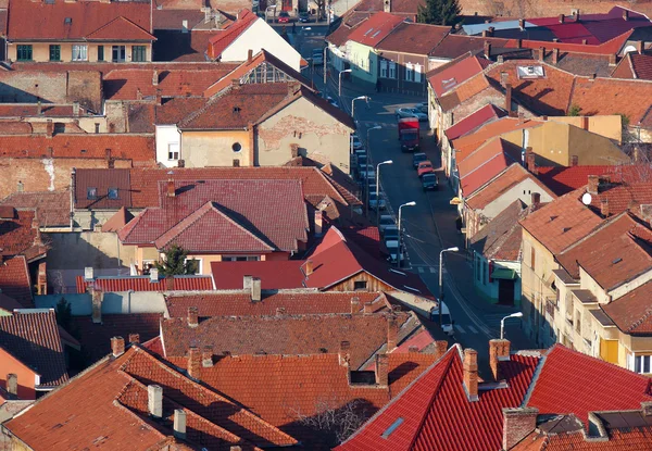 Inşa alanında gösterilen çatı arasında kentsel sahne — Stok fotoğraf