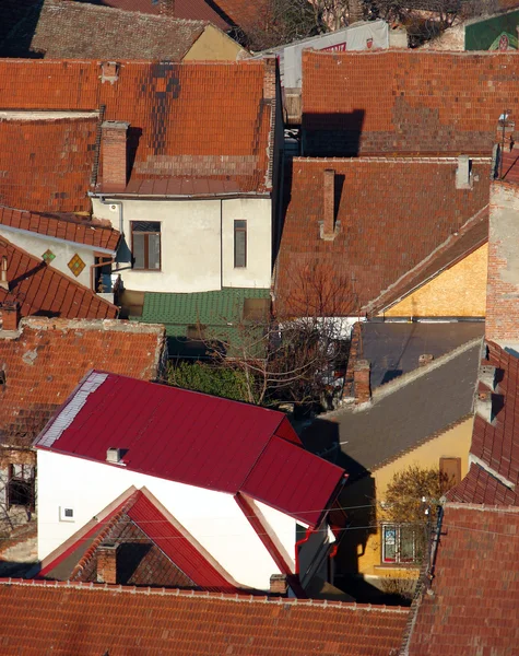 Scène urbaine à travers la zone bâtie montrant les toits — Photo