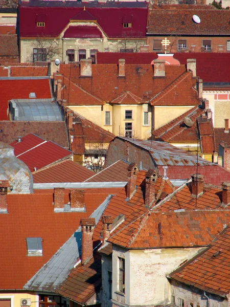 Inşa alanında gösterilen çatı arasında kentsel sahne — Stok fotoğraf