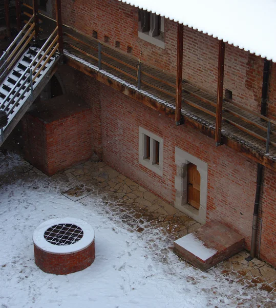 Eski Macar castle'nın veranda ile kış manzarası — Stok fotoğraf