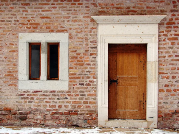 Kale duvarında eski ahşap kapı — Stok fotoğraf