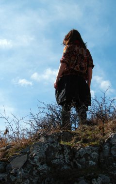 Kız bir tepe üzerinde ayakta