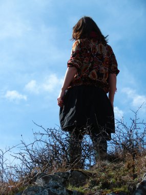 Kız bir tepe üzerinde ayakta