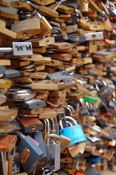 Hangsloten van liefde — Stockfoto