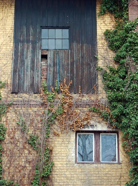 Деталь фасада старого дома — стоковое фото