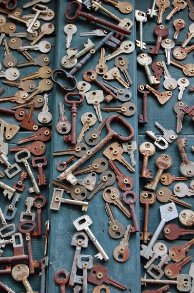 Старинные ржавые ключи на старой деревянной двери — стоковое фото