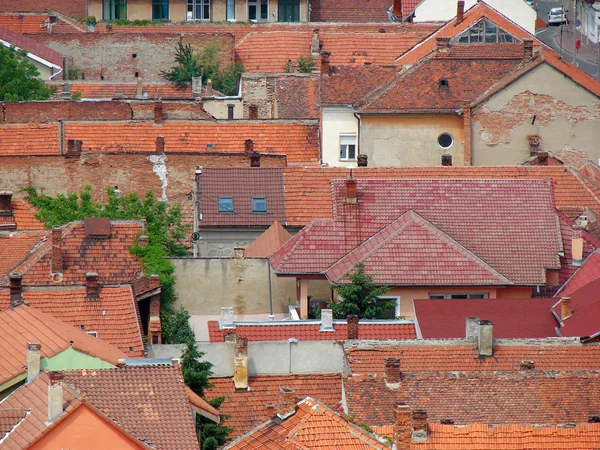 Scène urbaine à travers la zone bâtie montrant les toits — Photo