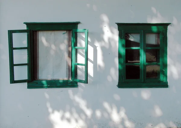 Detalhe de belas janelas rústicas — Fotografia de Stock