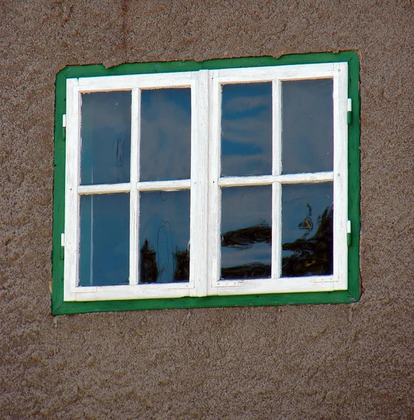 Деталь красивого деревенского окна — стоковое фото