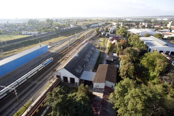 Vista aérea muy detallada de la ciudad con ferrocarriles, carreteras, fábrica —  Fotos de Stock