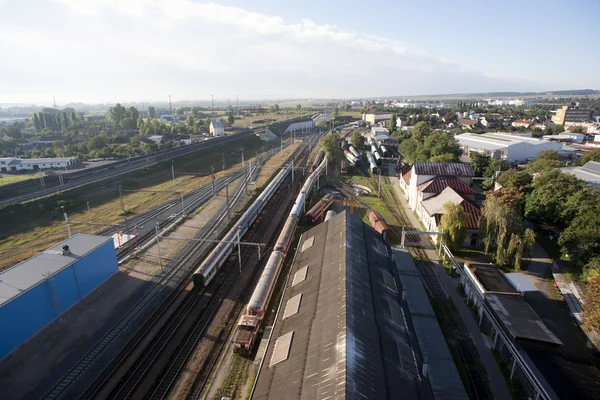 Vue aérienne très détaillée de la ville avec chemins de fer, routes, factorie — Photo