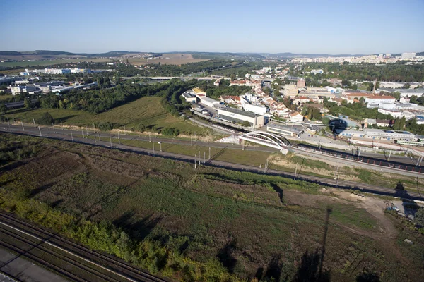 Vue aérienne très détaillée de la ville avec chemins de fer, routes, factorie — Photo
