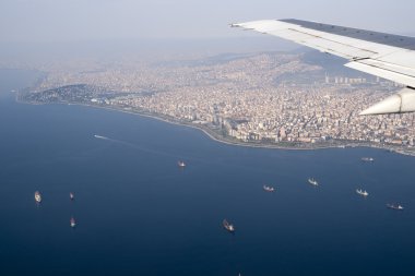 Istanbul, Türkiye seyir kargo gemileri görünümünü kuşlar