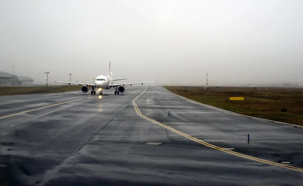 Vliegtuig landing op mistige start-en landingsbaan — Stockfoto