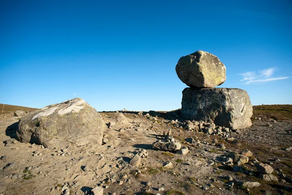 Büyük kayalar Jotunheimen, Norwa dağ Plato Valdresflye, üzerinde