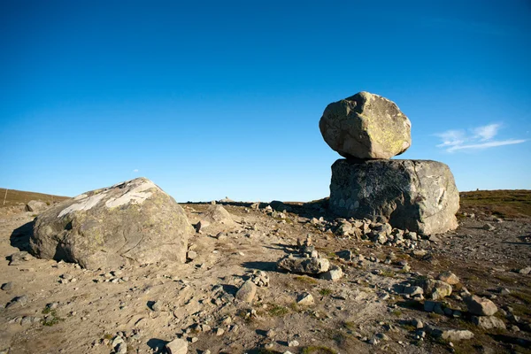 Pedras grandes no planalto da montanha Valdresflye, Jotunheimen, Norwa — Fotografia de Stock