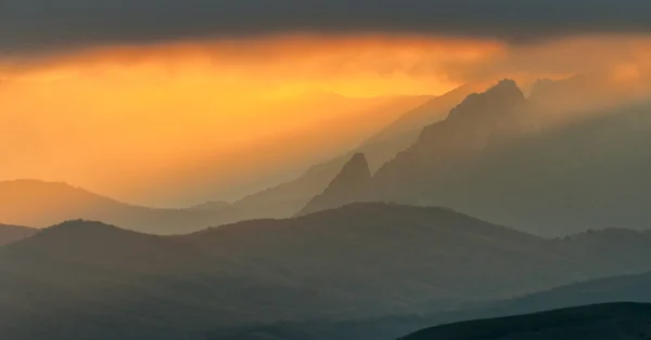 Sonnenuntergang in den Bergen — Stockfoto