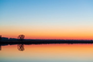 Gölde sakin bir gün batımı. Sakin ayna gölü