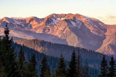 Güzel kayalık dağ sırası, sabah güneşiyle aydınlanıyor.