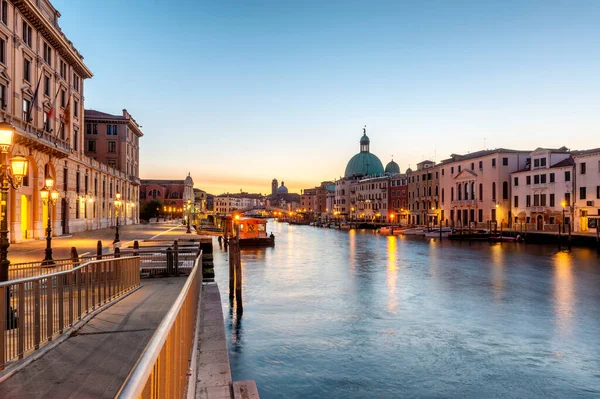 Der Frühe Morgen Venedig Mit Lichtern Und Leeren Straßen — Stockfoto