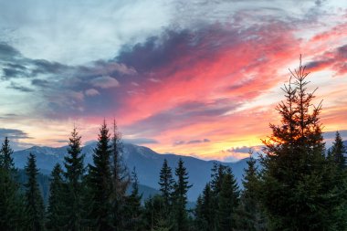Hutsul Apls olarak bilinen Maramaros dağları üzerinde akşam gökyüzünün şaşırtıcı renkleri