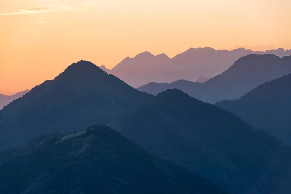 Schöne Bergketten Silhouetten Bei Sonnenuntergang — Stockfoto