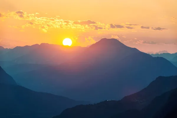 Noite Incrível Com Pôr Sol Atrás Cumes Alpinos — Fotografia de Stock