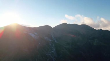 Hava kamerası dağ sırtında yükseliyor.