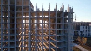 Yeni çok katlı evin beton hücreleri. İnşaat alanından hava görüntüleri