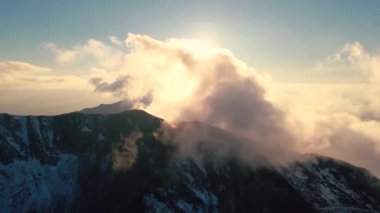 Dağların tepesinde bulutlu sihirli bir uçuş