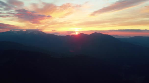 山の中のカラフルな夕日 — ストック動画