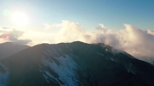 Vuelo Dramático Sobre Cresta Montaña Con Nubes Atardecer — Vídeo de stock