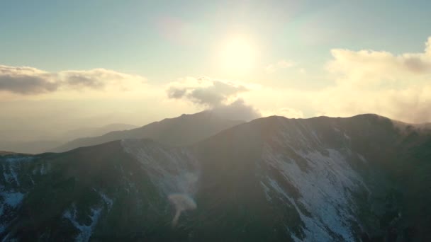 Επικό Ορεινό Πέρασμα Δραματική Εναέρια Λήψη Της Κορυφογραμμής Maramures — Αρχείο Βίντεο