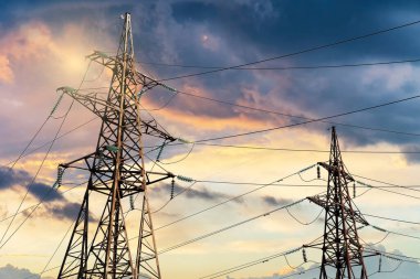 Dramatik gökyüzüne karşı elektrik direkleri. Enerji taşımacılığı ve enerji kavramı eksikliği