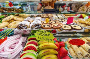 Raflardaki lezzetli tatlılar. İtalya, Venedik 'te şekerci dükkanı