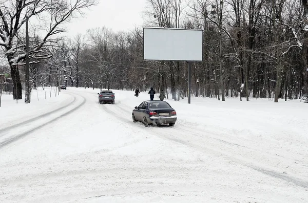 Gevaarlijke Gladde Weg Winter Auto Verkeer Besneeuwde Weg Hoog Risico — Stockfoto
