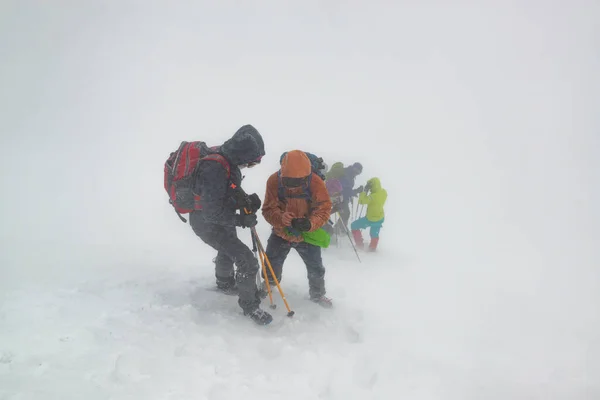 Grupo Caminhantes Tentando Encontrar Saída Tempestade Neve Alto Das Montanhas — Fotografia de Stock