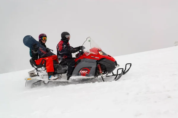 2019 Borzhava Ukraina Skuter Śnieżny Przewozi Pasażera Snowboard Freeride Ekstremalna — Zdjęcie stockowe
