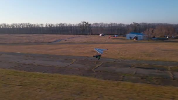 Motorized Hang Glider Trike Take Airfield — 图库视频影像