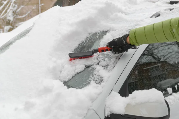 Mans Hand Met Borstel Schoonmaken Van Sneeuw Uit Auto Winter — Stockfoto